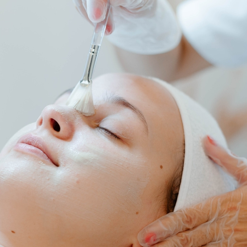 Aplicarea unei măști faciale, imagine Malina Clinic