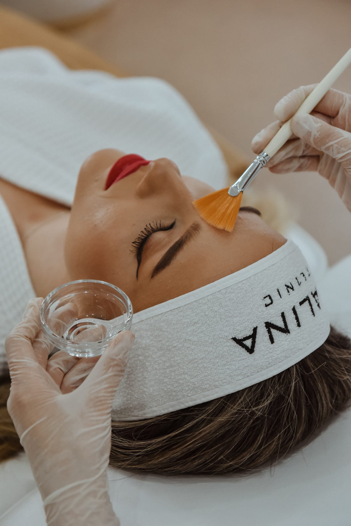 Aplicare cosmetică facială în clinică, imagine ilustrativă